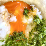 Pyua Supuramen Shizuku - 卵かけごはん
      黄身の色が濃くて味も濃厚です