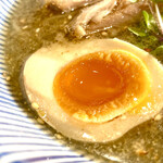Pyua Supuramen Shizuku - ラーメンの煮卵　絶妙な半熟具合