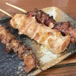 Hachijuu En Yakitori Semmon No Bunaga - つなぎ(はつとレバーのつなぎ目)150円 胸とろ(肩肉、一番うまい！店主談) 99円 極鮮レバー  80円