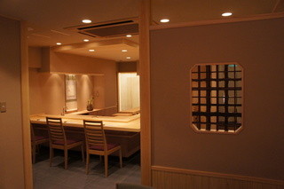 Yoshinosushi - カウンター席とテーブル席のしきり。