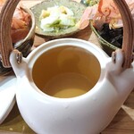 かつお茶屋 - 美しい出汁の色合い。