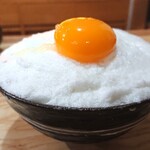 かつお茶屋 - 見事な卵かけ。下にはかつお節飯