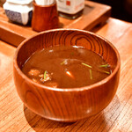 かつ吉 - 【ロースかつ盛合せ定食@2,300円】赤出汁(なめこ汁)