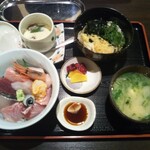 お食事処 八角 - 海鮮丼と麦切り(冷)　税込み1,100円