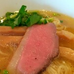 Shinasoba Marukou - 白トリュフオイルのマリアージュ？　オイルの香りと鴨塩スープの相性の良さということですかね。オイルの香りは期待ほどではありませんでした。
