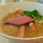 Shinasoba Marukou - スープは意外とノンクリアなんですね。