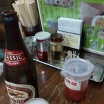 支那ソバ かづ屋 - 瓶ビールとテーブルセット