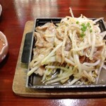 二丁目酒場 - 鉄板豚バラモヤシ