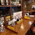 Uogashi Onihei - カウンター　各テーブルにアクリル板とアルコール消毒を設置