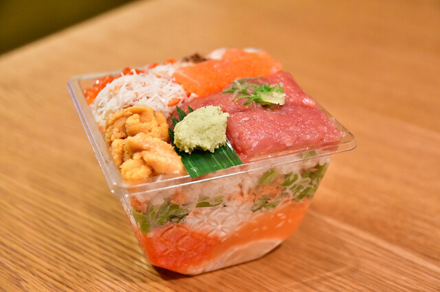 豪華海鮮丼 宝石箱のようなお弁当です By あずまだ タキモト 東京 寿司 食べログ