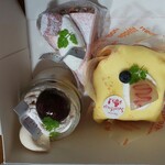 ストロベリーフィールズ - 料理写真:いちご生チョコタルト（左上）、モンブラン（左下）、桃のクレープ（右下）