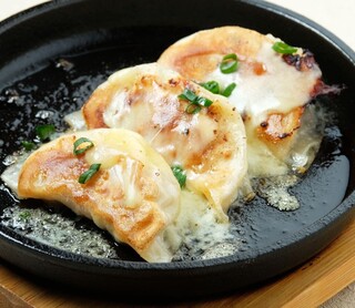 八鮮大連餃子 - 鉄板チーズ焼き餃子