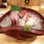 Taishuu Sakaba Aruku Hana - 市場直送　鮮魚のお刺身盛　１人前（カンパチ、鮪赤身、ハガツオ、イサキ、イサキ皮付炙り、烏賊、地蛸）