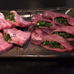 焼肉 やまと - 赤身カルビのネギ包み焼と牛タンのネギ包み焼