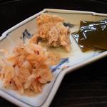神港 - 「桜エビ　鮭の酒粕煮　昆布煮」：鮭の酒粕煮は、女将の十八番！昆布がツルンと優しい味付け♪