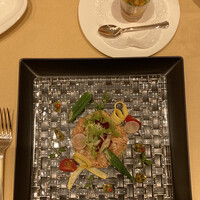 エンパイア・グリル - エンパイア・グリル・ランチ　■スモークサーモンのタルタル トロピカルフルーツとミックスナッツのサルサ　(2020/07)