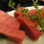 神港 - 「まぐろ刺し」（￥1600）：澄んだ旨みと仄かな甘みの高貴たるさまは、刺身の王様たる風格！