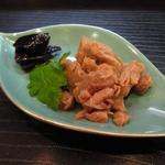 神港 - 「まぐろの煮物」（お通し）：さっぱりとした口あたり！しっかりと味で酒が進む進む♪