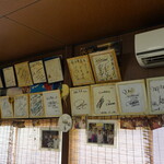 金沢食堂 - 内観：たくさんの芸能人の写真や色紙