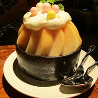 THE FUNATSUYA - 人気No.1の 桃桃桃氷 1,600円 + ミルクエスプーマのトッピング 200円 ＝1,800円（税別）。　　　　　2020.07.24