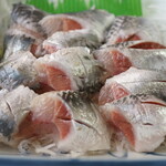 金沢食堂 - 銚子産マイワシアップ1：ツヤツヤしてます。