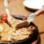 新潟肉と海鮮・50種の地酒 つるまる - 純白のビアンカトマホークステーキ