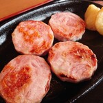 和食ところ おかみさん - 明宝ハムステーキ定食の焼けたハムの裏面