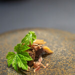 プレゼンテ スギ - 2020.7 千葉の食材で（1）勝浦鰹の心臓低温調理マリネ、鹿節、苦瓜新芽の葉