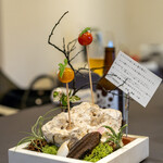 プレゼンテ スギ - 2020.7 ～シェフからの最初の贈り物～ 定点 トマト飴（ミニトマト、ローズゼラニウム、キプロス塩）