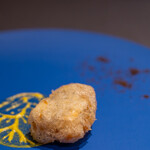 プレゼンテ スギ - 2020.7 鱧（鱧の頭と骨とヤマドリタケでGVした鱧フリット、ニワトコビネガーマスタード、ヤマドリタケとブラックオリーブのパウダー）