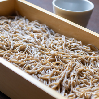 Enjoy the taste and texture of soba. Nihachi soba noodles made with fragrant Hokkaido buckwheat flour
