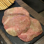 黒毛和牛焼肉 白か黒 - 