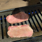 黒毛和牛焼肉 白か黒 - 