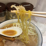 熟成味噌タンメン 蔵味噌屋 - 麺は中太