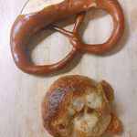 バックシュトゥーベ ツオップ - ブレッツェル、トマトとチーズ