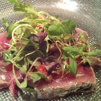 ペッシェ・ロッソ - 魚料理。鰹のタタキ風。