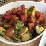 カメイノ食堂 - トマトとアボカド　たっぷりの冷やし中華