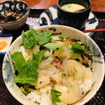 海鮮居酒屋 がいや - ご飯の上にのせたところ。盛り付けセンスなくてすみません。