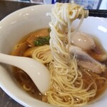 ramen case-k - 味玉らぁめん(醤油)の麺リフト