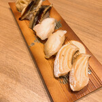 魚貝焼きと寿司酒場 赤だし屋 - 煮穴子・ツブ貝・炙りサーモン