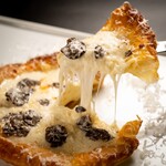 炭火イタリアン CARBO - トリュフのクアトロフロマージュパイピザ