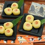 上野動物園 バードソング - ボキらが食べたのは『上野動物園オリジナルパンダだんご』450円。これはパンダが食べてる栄養補助食のパンダ団子を人間用に作り直したものなんだよ。