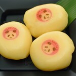 上野動物園 バードソング - お団子ひとつひとつにパンダのイラストが入ってます。きな粉がついてるけど、ボキはきな粉をかけずにこのまま食べるのが好きなんだ。素朴な味わいの美味しいお団子だよ。