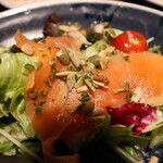 ビストロ エトワ - スモークサーモンとローストナッツのサラダ