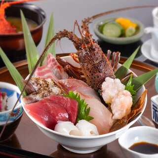 午餐数量有限！伊势龙虾当地海鲜盖饭4,950日元