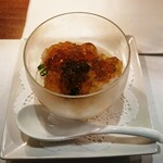 ビストロ　アギャット - カリフラワーのムースとコンソメゼリー  ズワイガニ、ホタテ、キャビア添え