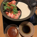 Shabushabu Onyasai - 唐辛子レッド、投入ダレと付けダレ