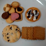 133796452 - 上左：ミックスクッキー、右：豆タルト、下左：チョコチップクッキー、右：クィーンマサラ