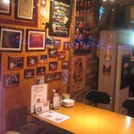 ビアバーバジルバジル - 店内テーブル