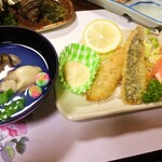 民宿 なかじま - 牡蠣のお吸物、トビウオのフライ